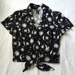 HOT TOPIC MOON/SUN PRINT TOP eclipse wear
